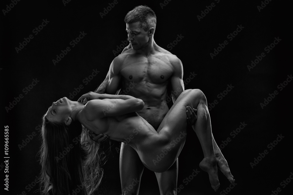 Fototapeta premium Naga seksowna para. Fotografia artystyczna młodego dorosłego mężczyzny i kobiety. Kontrastowe czarno-białe muskularne nagie ciało