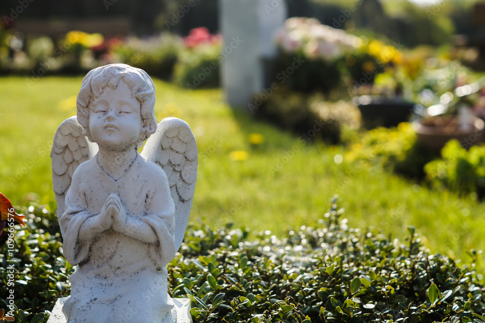 Engel, betend vor Friedhof (Grabschmuck)