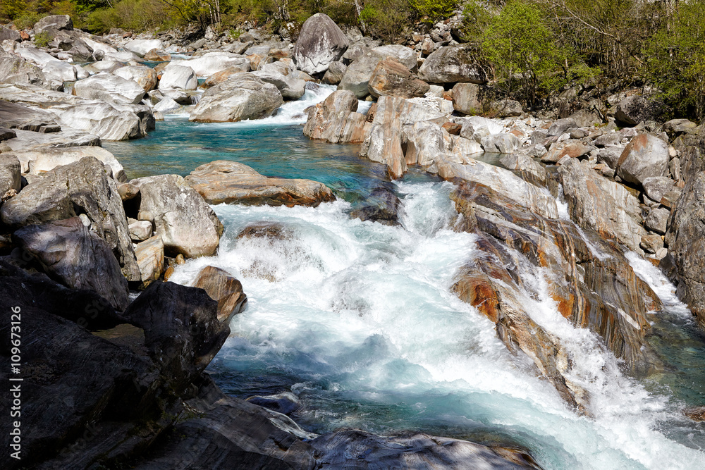 Verzasca, wild schäumender Bergfluss mit Felsen und Gestein, Tessin, Schweiz Verzasca, wild schäumender Bergfluss mit Felsen und Gestein, Tessin, Schweiz