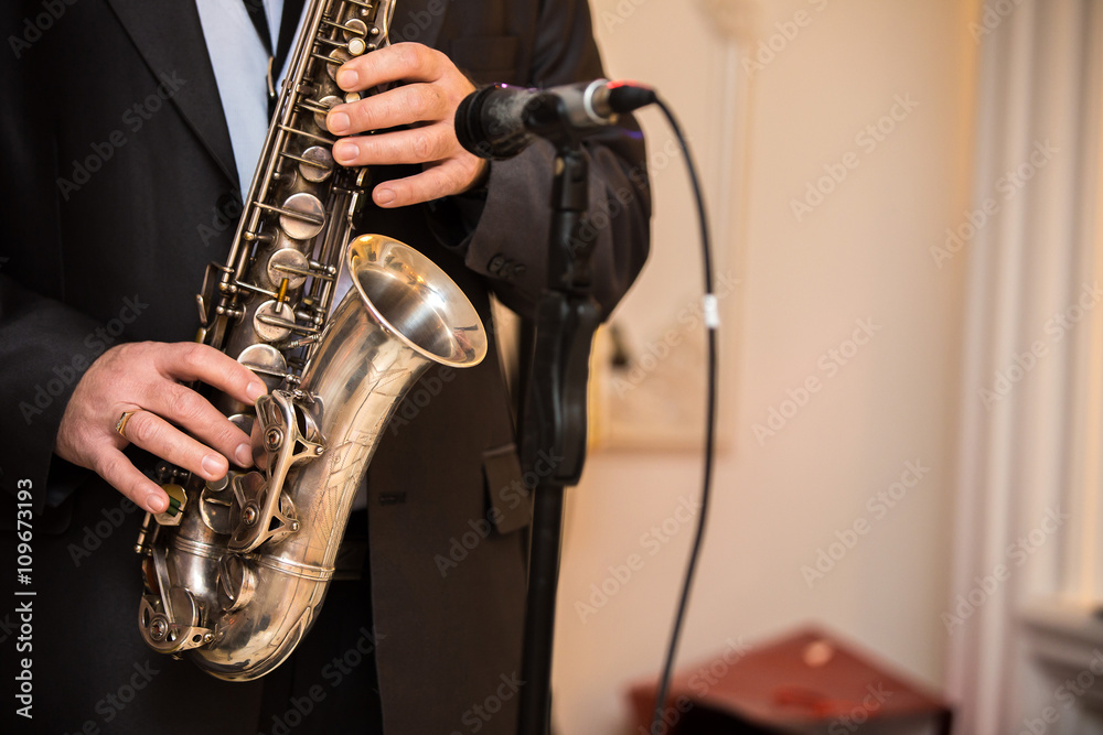Naklejka premium saxophonist