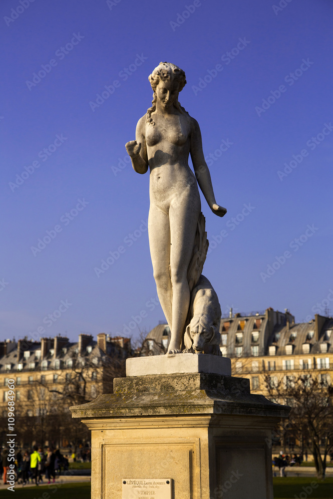 Fototapeta premium Statue in Paris, France