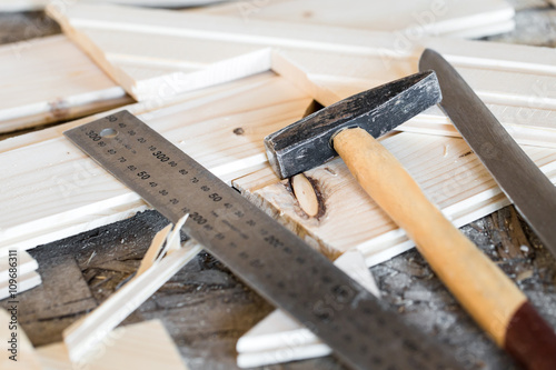 Billede på lærred Hammer, knife, ruler and tongue and groove boards on working pla