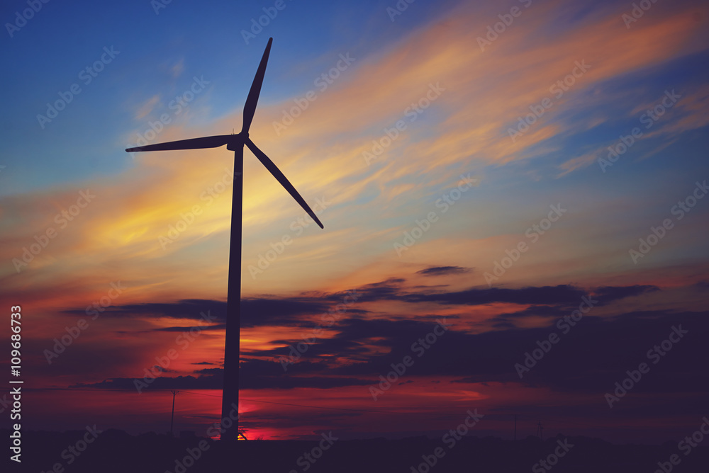 Elektrownia wiatrowa na tle wieczornego nieba Elektrownia wiatrowa na tle wieczornego nieba