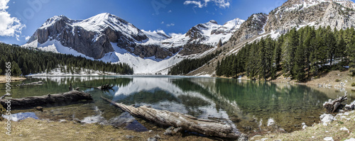 Tableau sur toile Panorámica de un paisaje idílico en el Ibón de Plan