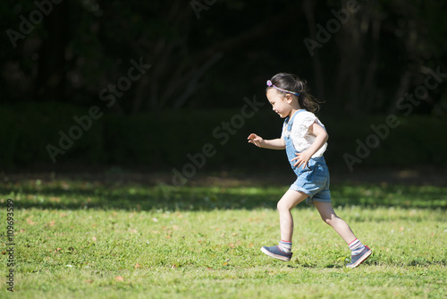 芝生で走る女の子