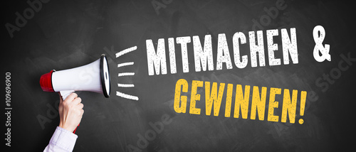 Hand mit Megafon und Aufforderung "Mitmachen & Gewinnen"