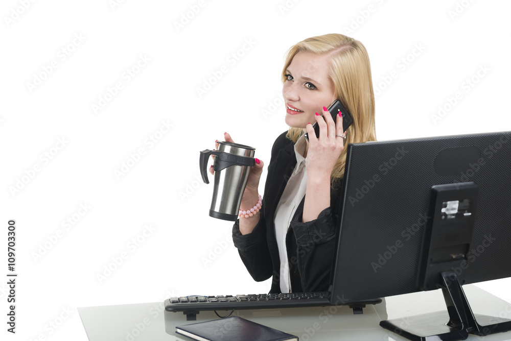 Obraz premium Bizneswoman piękna blondynka rozmawia przez telefon, pije kawę lub herbatę. Przerwa w pracy.