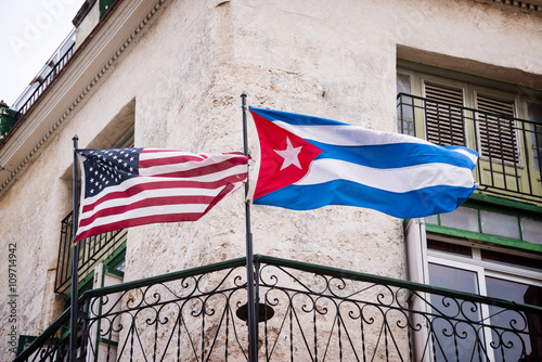 Foto US and Cuban flags side by side in Havana, Cuba