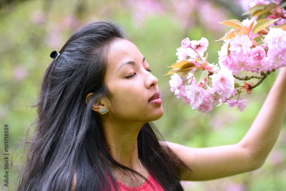 jeune femme aux couleurs du printemps jeune femme aux couleurs du printemps