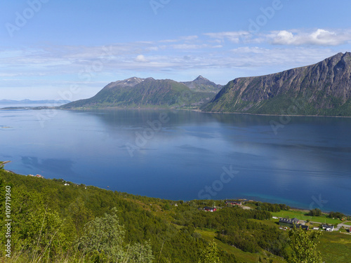 Toppsundet, ein Fjord auf den Vesterålen in Nordnorwegen