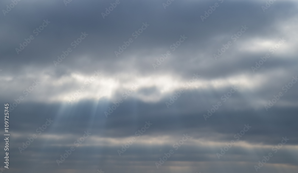 Obraz premium Sunlight filtering through the clouds