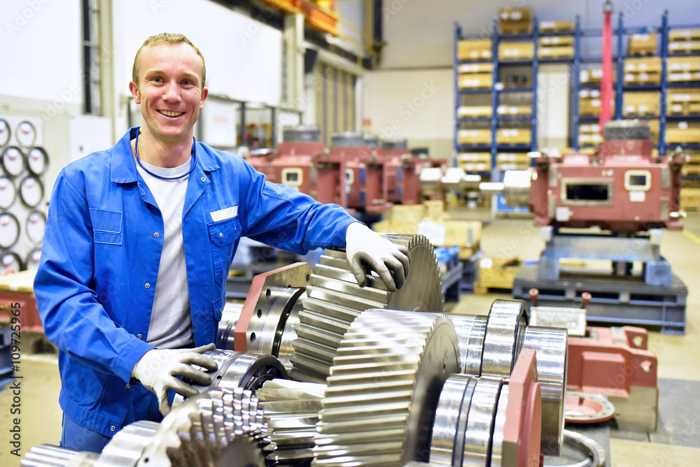 Arbeiter im Maschinenbau - Herstellung von Getrieben // portrait of a ...