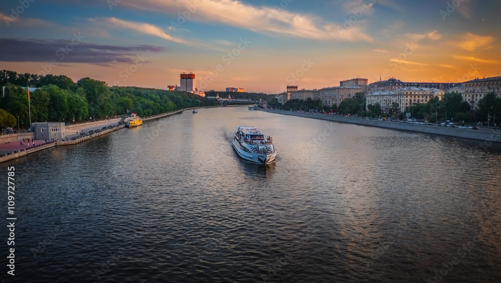 Naklejka premium The ship on Moscow river at sunset
