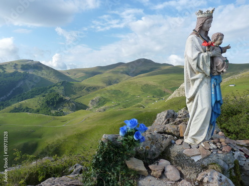 Statua Maryi w Pirenejach, pomiędzy Saint Jean Pied de Port a Roncesvalles na Camino France photo