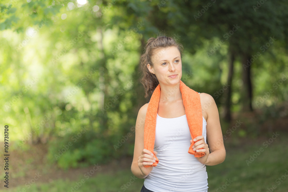 Joggerin mit Handtuch Joggerin mit Handtuch