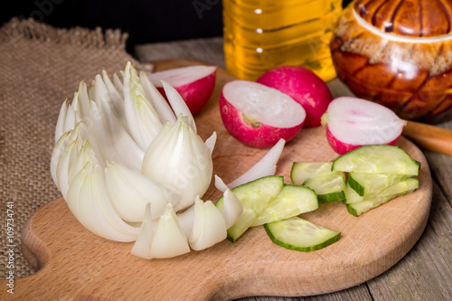 The cut vegetables on a wooden board