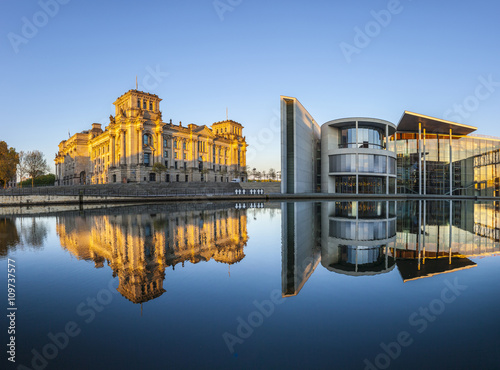 Obraz na plátně goverment buildings with reflection in Spree, Berlin