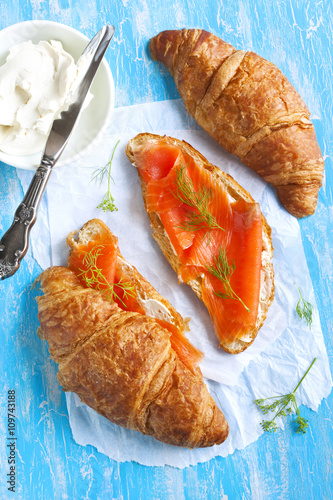 Fotografía Croissant with salmon and cream cheese
