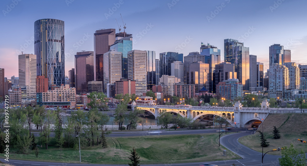 Fototapeta premium Panoramę Calgary nocą z Bow River i Center Street Bridge.