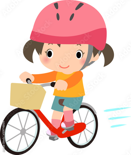 ヘルメットをかぶって自転車に乗る女の子