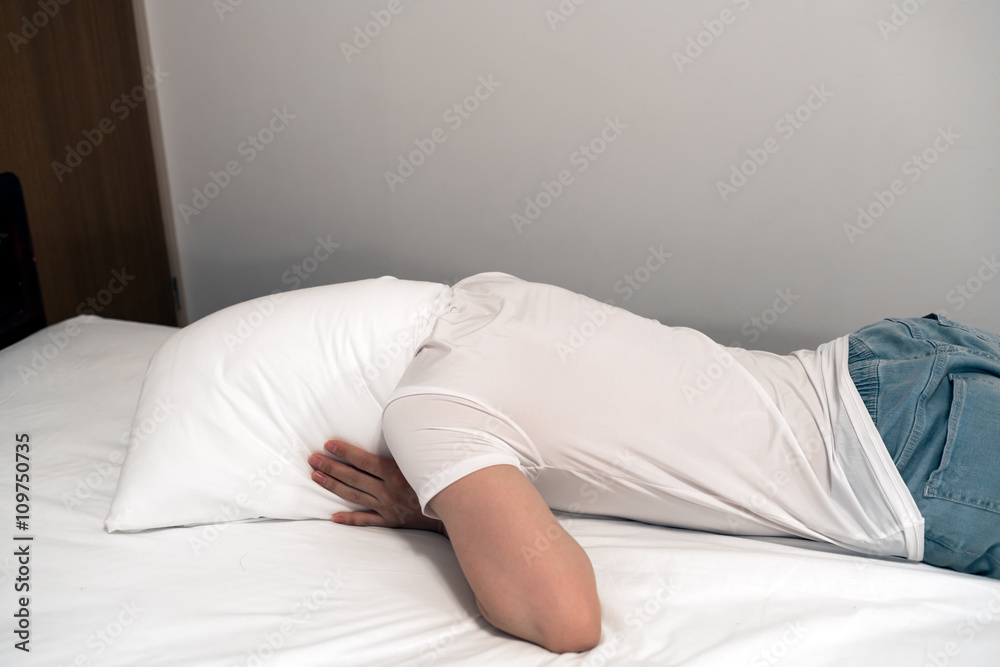 男性 ベッド 悲しみ Stock Photo Adobe Stock