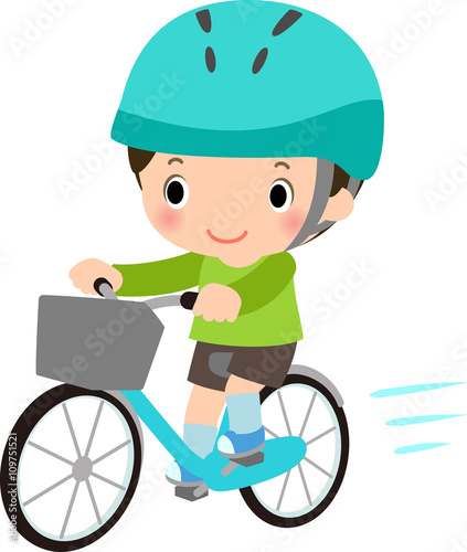 ヘルメットをかぶって自転車に乗る男の子