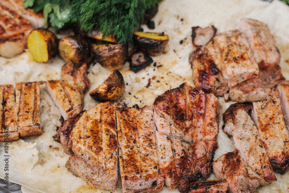 Grilled steak, bacon and potatoes with herbs lies in the pita. The concept of eating outdoors in the weekend.
Grilled steak, bacon and potatoes with herbs lies in the pita. The concept of eating outdoors in the weekend.