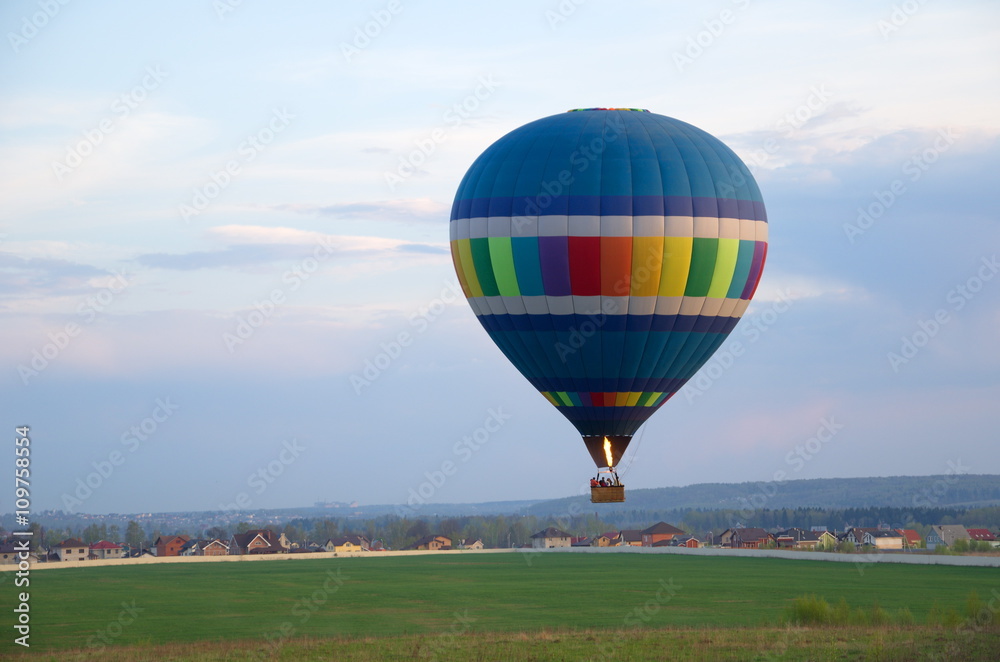 Obraz premium Evening balloon flight