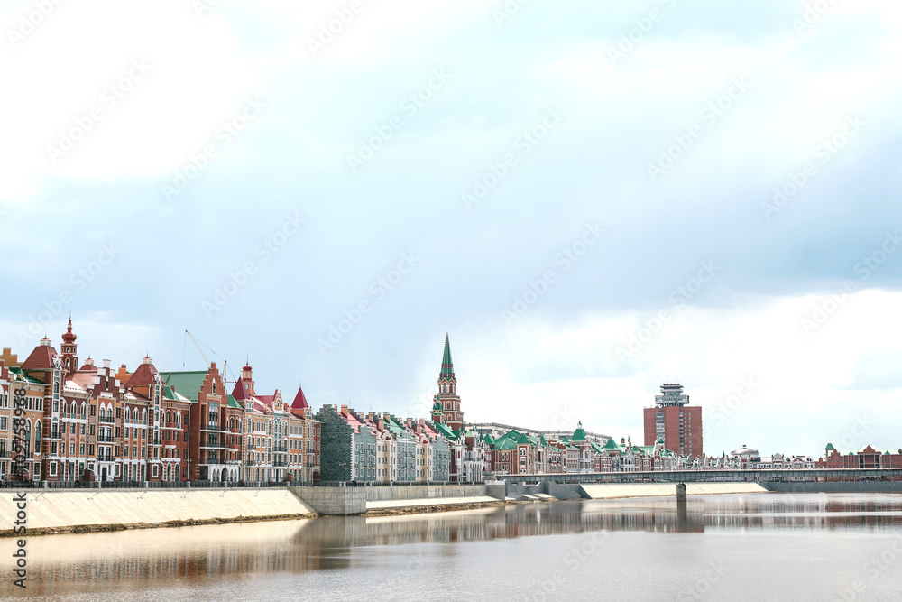 Obraz premium Yoshkar-Ola, Russia - April 30, 2016: Bruges Quay in the city of Yoshkar-Ola in Russian copy of the waterfront in the city of Bruges in Belgium
