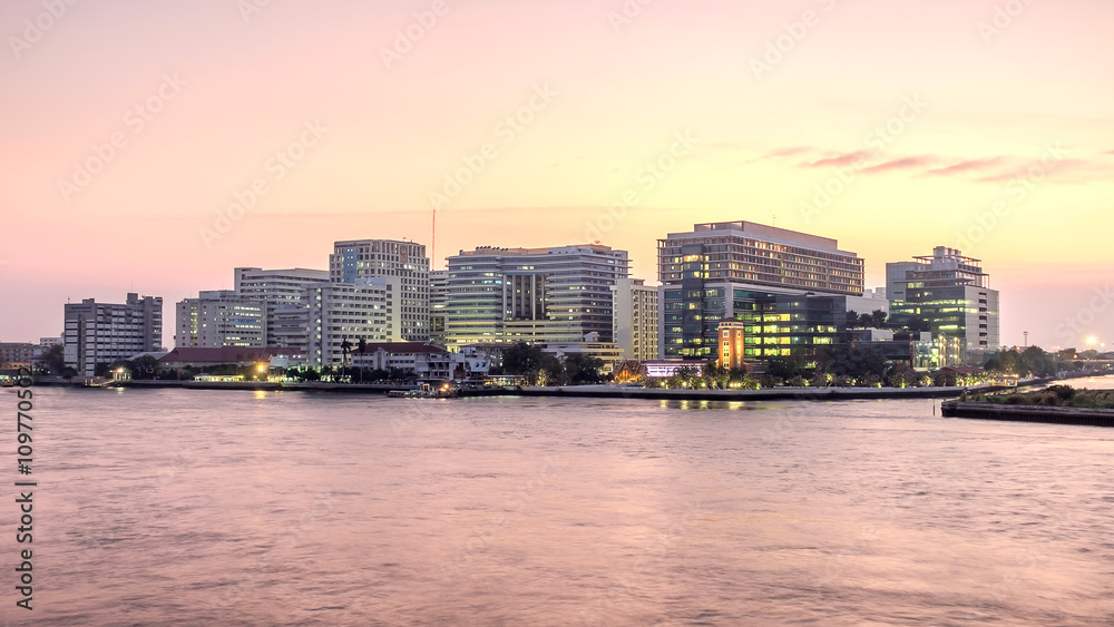 Obraz premium Siriraj Hospital on the Chao Phraya River