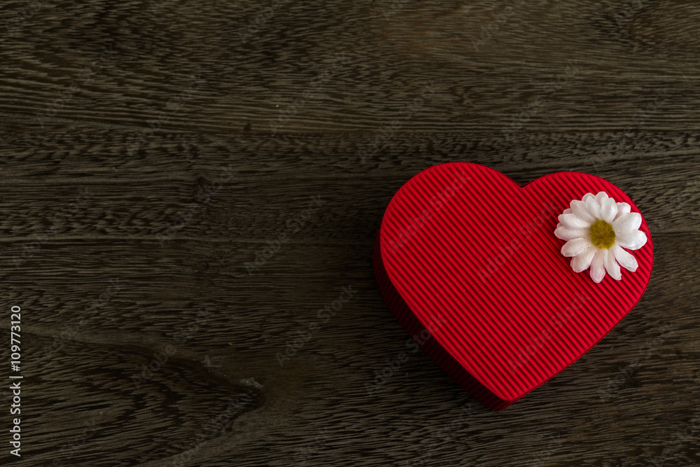 Obraz premium Heart shaped red gift box