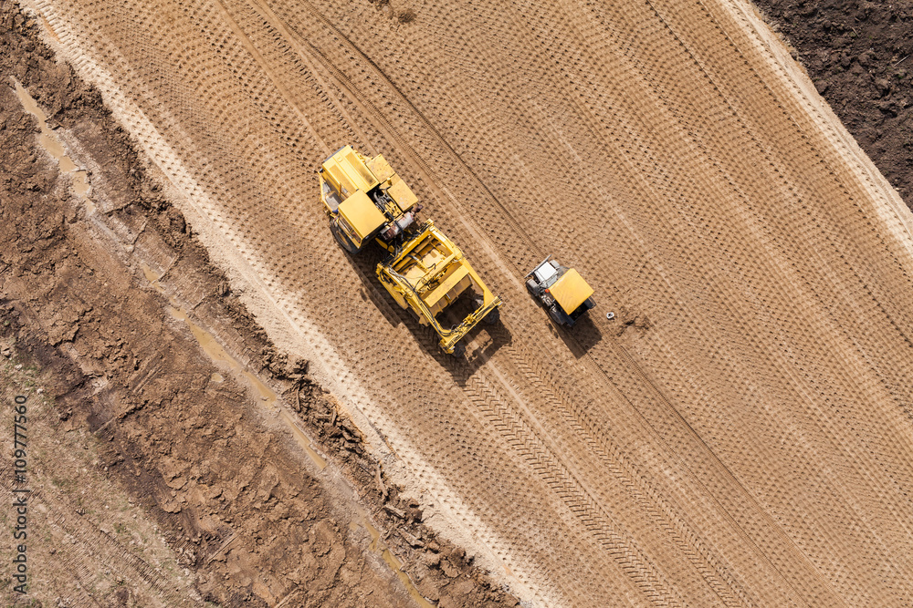 Obraz premium Aerial view of the working earth mover