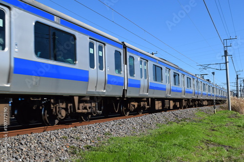 走行中の電車／茨城県の常磐線で、走行中の電車を撮影した、通勤通学イメージの写真です。