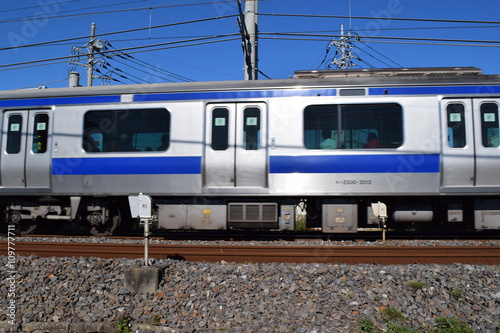 走行中の電車／茨城県の常磐線で、走行中の電車を撮影した、通勤通学イメージの写真です。