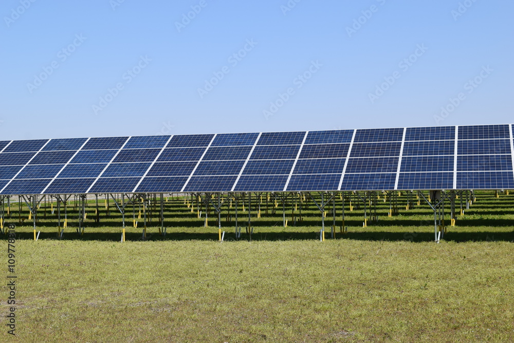 太陽光発電/山形県の庄内地方で、太陽光発電用ソーラーパネルの風景を撮影した写真です。 太陽光発電/山形県の庄内地方で、太陽光発電用ソーラーパネルの風景を撮影した写真です。