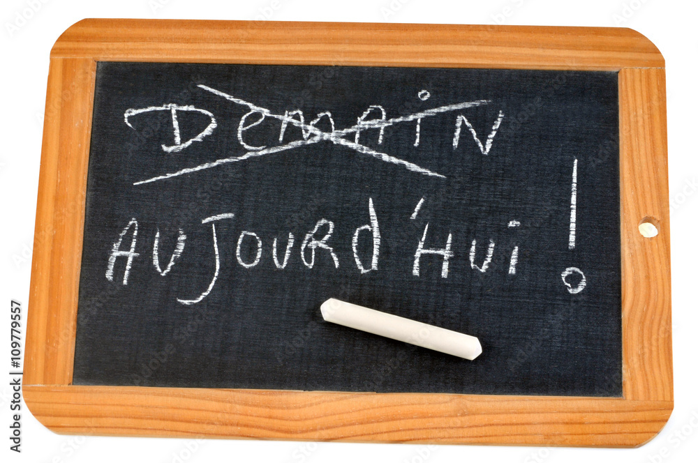 Ardoise avec écrit aujourd'hui et demain barré Ardoise avec écrit aujourd'hui et demain barré