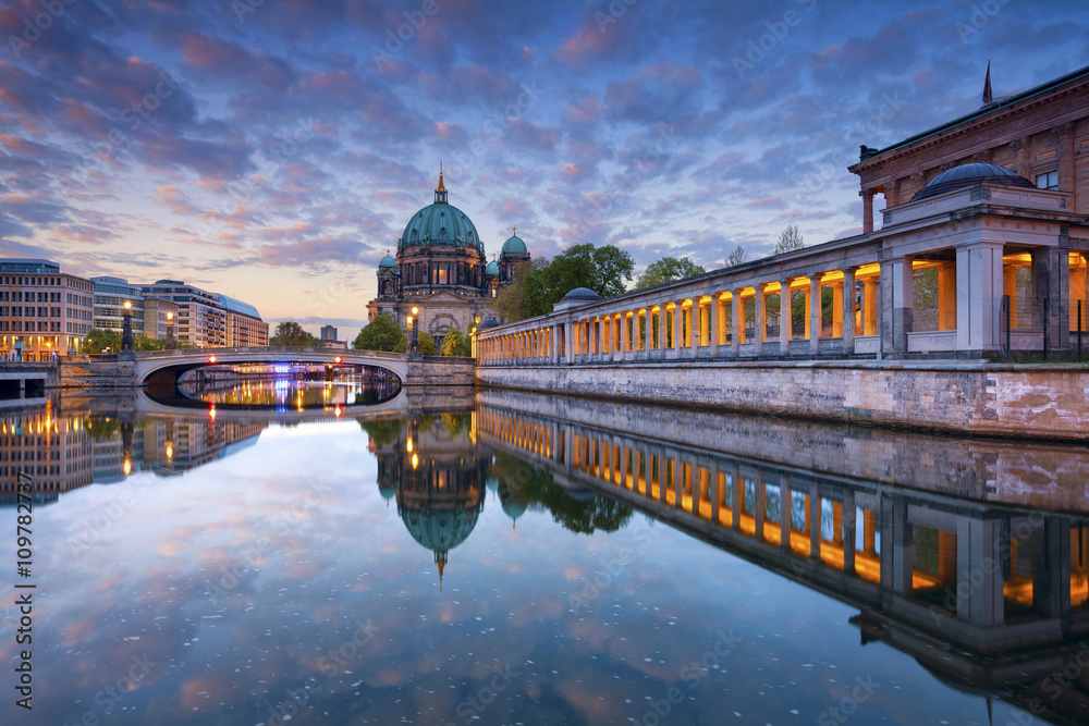 Fototapeta premium Berlin. Image of Berlin Cathedral and Museum Island in Berlin during sunrise.