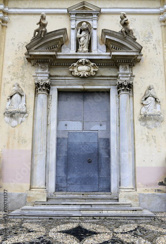 Portal der Kirche "ll Santuario della Madonna Della Costa" in San Remo, Ligurien