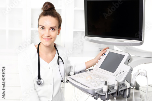 Ultrasonografia.Lekarz przeprowadza badanie ultrasonograficzne.