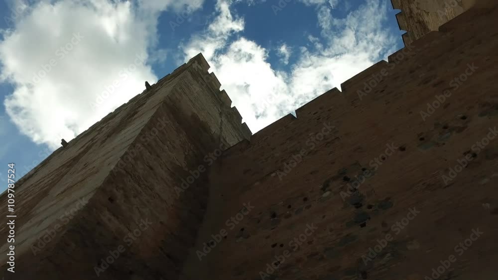 Granada, Andalusia, Spagna - Aprile 17, 2016: Alhambra mura della fortezza con torri (Ultra High Definition, UltraHD, Ultra HD, UHD, 4K, 2160P, 3840x2160) Granada, Andalusia, Spagna - Aprile 17, 2016: Alhambra mura della fortezza con torri (Ultra High Definition, UltraHD, Ultra HD, UHD, 4K, 2160P, 3840x2160)