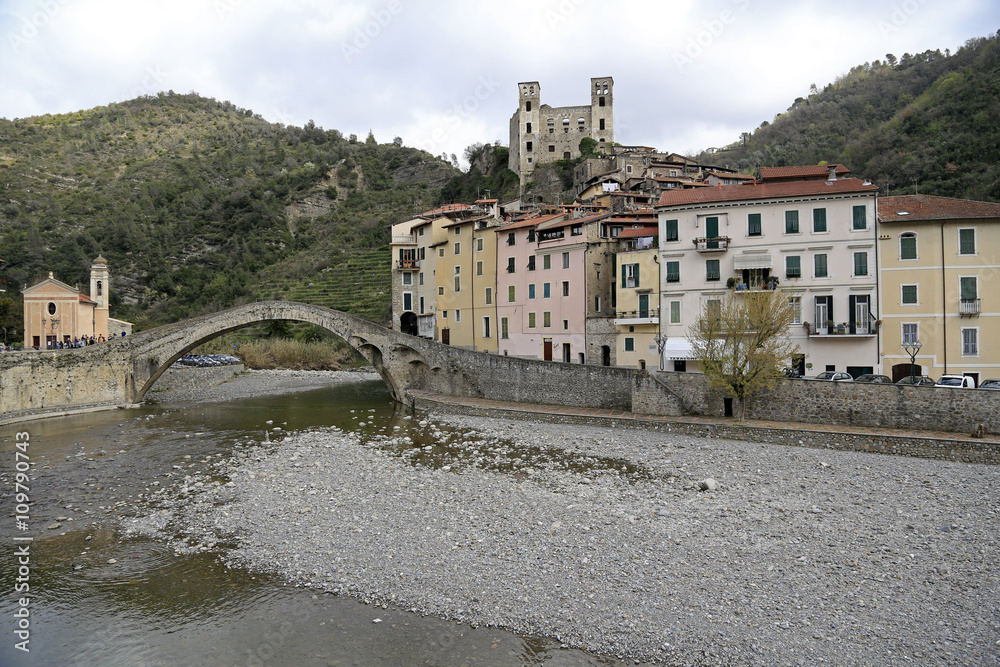 Ortsansicht von Dolceaqua, Ligurien: Blick auf die alte Brücke über den Fluss Nervia und das Castello dei Doria über der Altstadt