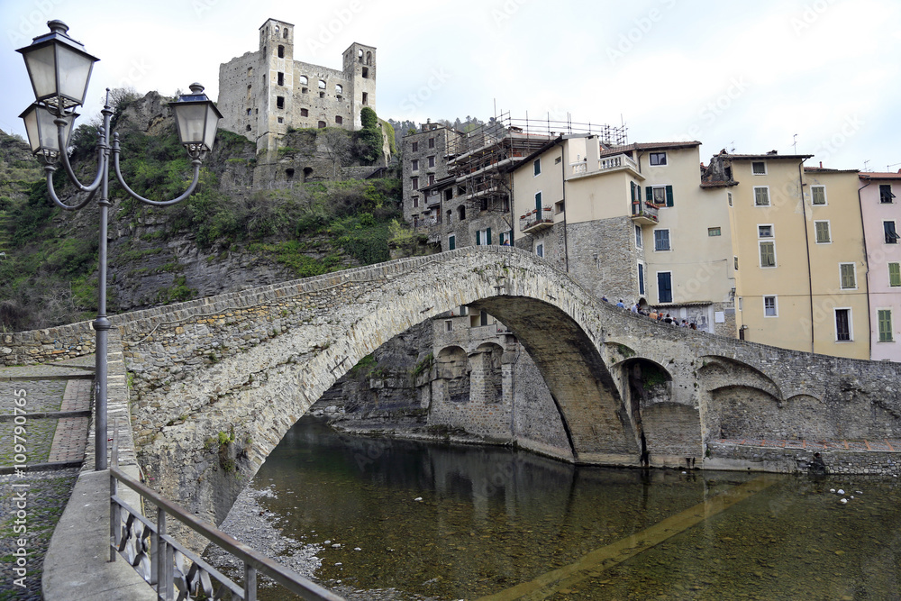 Ponte Vecchio di Dolceaqua, Ligurien: Über die Brücke zum Castello dei Doria über der Altstadt