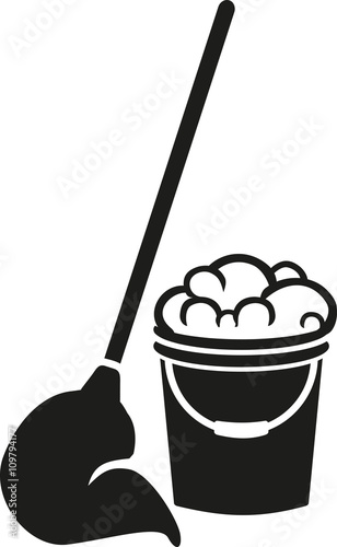 Floor cleaning bucket with mop