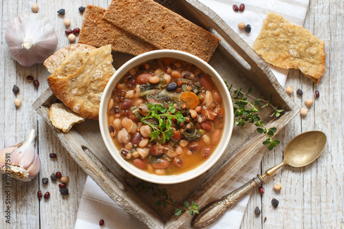 Fotografie Cooked legumes and vegetables in a bowl
