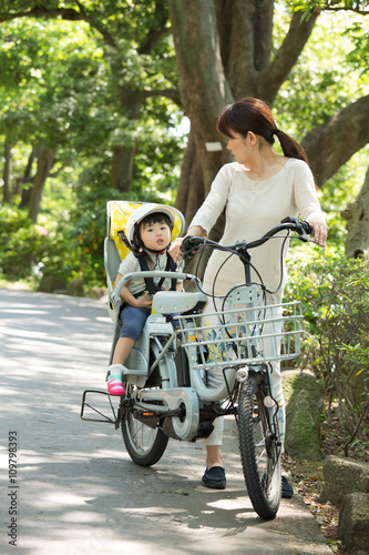 電動自転車で出掛ける親子