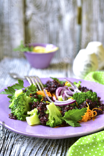 Salad with black rice,carrot and broccoli.