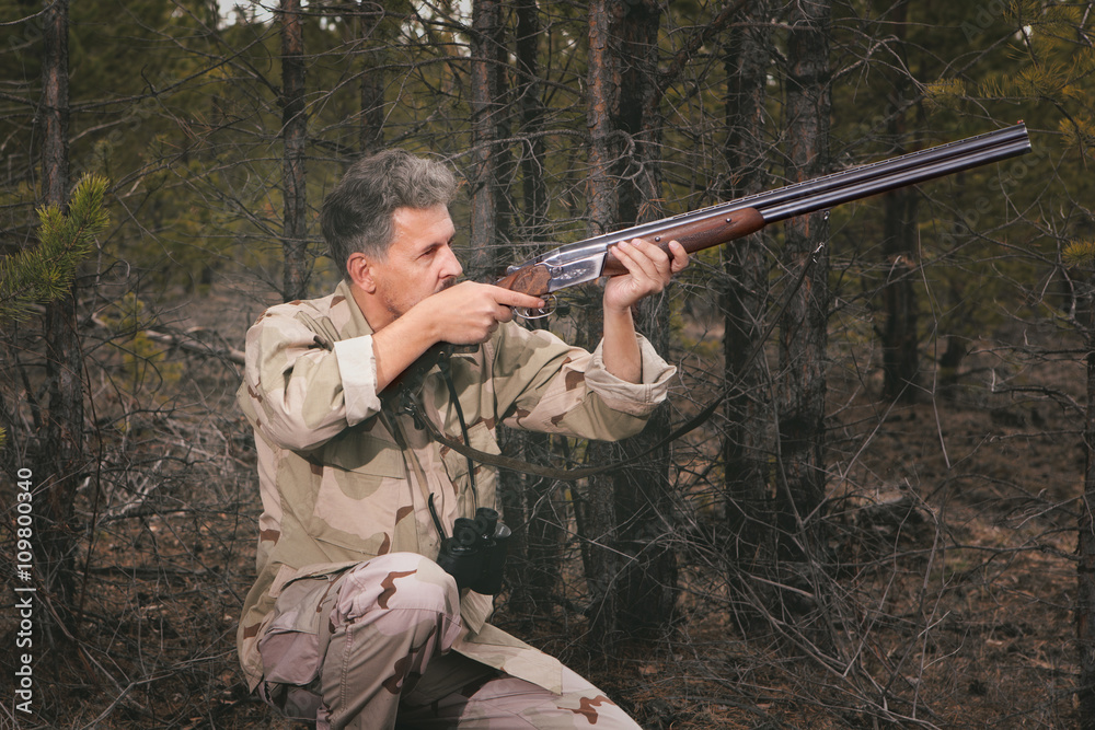 Fototapeta premium Hunter to hunt with hunting rifle