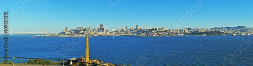 San Francisco: skyline e la Baia viste dall'isola di Alcatraz il 7 giugno 2010. L'isola ha ospitato la prigione federale fino al 1963 e ora fa parte dell'area del Golden Gate National Recreation photo