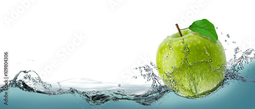Photos Green, juicy apple as a card on the water background.