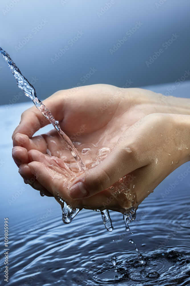 Fototapeta premium Water in hand